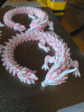 Artikulierte 3D-Drachen in Rosa und Weiß – echte Produktaufnahme
