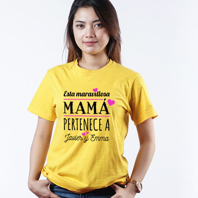 Camiseta personalizada 'Mamá pertenece a...'