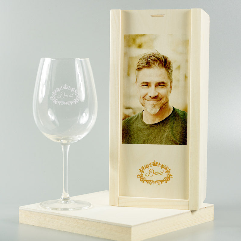 Copa de vino grabada en caja de madera con foto