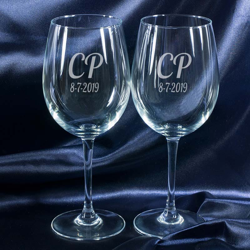 Copas de vino con iniciales grabadas